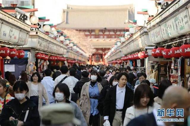 ▲3月25日，在日本东京浅草，部分行人戴口罩出行。（新华社记者杜潇逸摄）