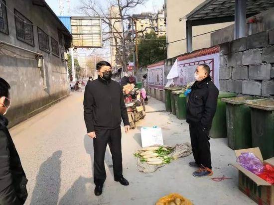 81岁母亲辞世那天，他在武汉朝家乡方向跪拜