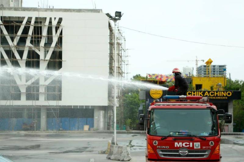 3月26日，在巴基斯坦伊斯兰堡，消防员在一处已经关闭的市场喷洒消毒剂。新华社发