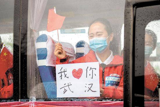 9支医疗队昨离鄂 给武汉写“情书”的重庆女医生回家