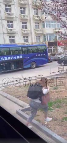 一归国女子隔离路上跳车逃跑 同机人员：她卡着最高体温线登机