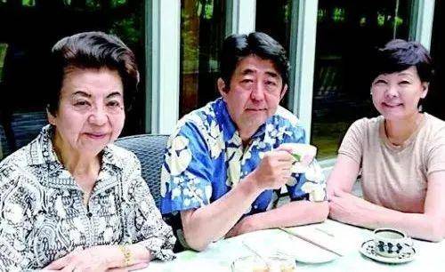 ·从左至右依次是安倍洋子、安倍晋三、安倍昭惠