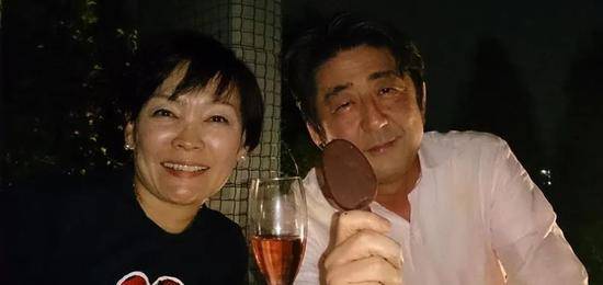 疫情凶猛，首相夫人却组团赏樱！开酒馆、闹丑闻、迷小鲜肉，安倍后院要“失火”？