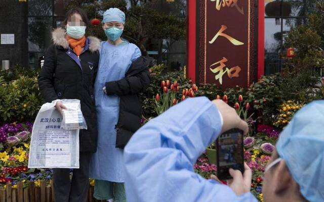 2月7日，北京医疗队病区第一位患者（左1）出院。摄影/新京报记者陶冉