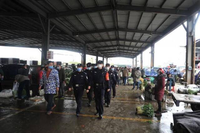 湖北黄梅江西九江警方成立联防联控队开展行动。九江市公安局供图