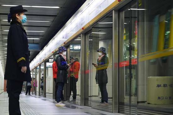 北京四条地铁线今起采取超常超强措施
