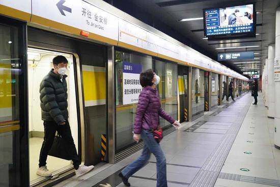 北京四条地铁线今起采取超常超强措施