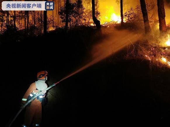 云南香格里拉突发两起森林火灾 三架直升机参与灭火