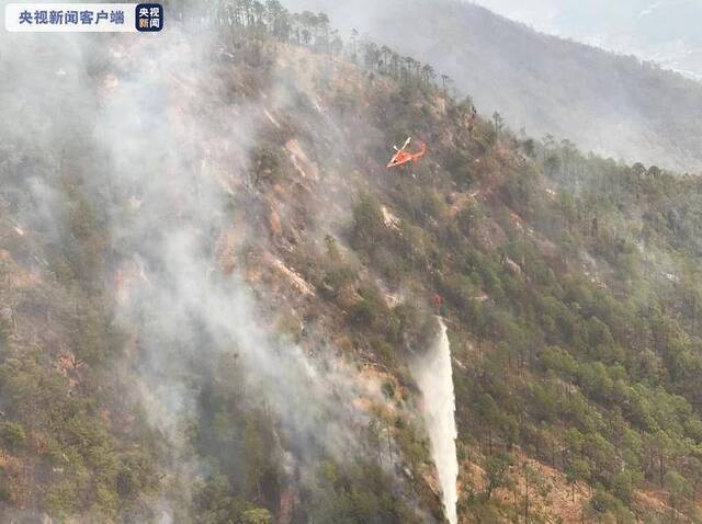 云南香格里拉突发两起森林火灾 三架直升机参与灭火