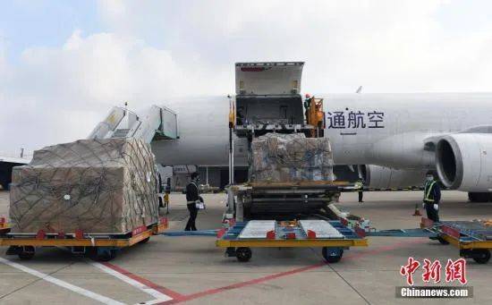 资料图：2月5日，工作人员将华侨华企捐赠的物资从飞机上卸下。中新社记者李晨韵摄