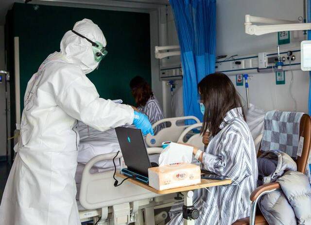 北京小汤山医院B区隔离病房，护士正给患者测血氧饱和与心率。