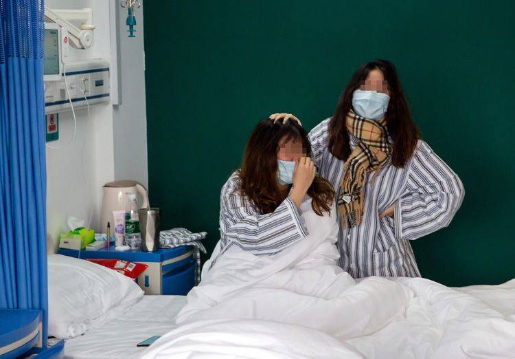 北京小汤山医院B区隔离病房，一位患者正与舍友聊天。