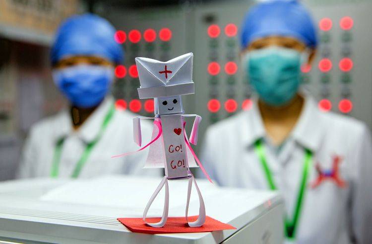 北京小汤山医院新建病区护士站，护士们用自制的折纸娃娃激励自己。