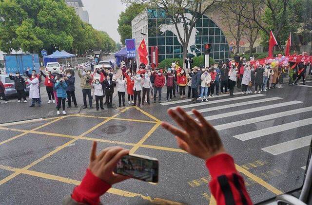 挥旗送别 鸣笛致敬 北京援鄂医疗队今天回家｜组图