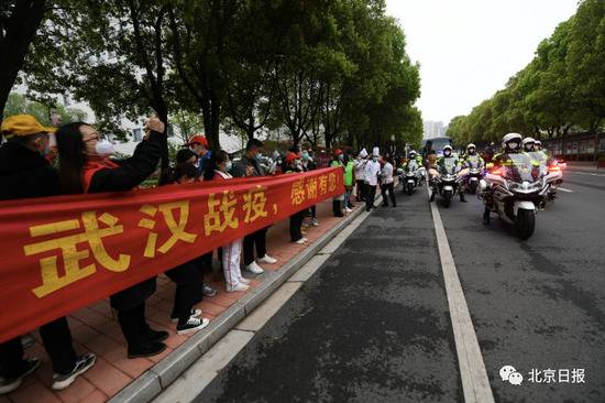 警车开道，十里相送！北京市援鄂医疗队离汉返京