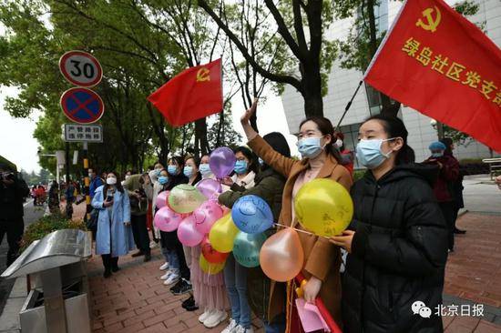 警车开道，十里相送！北京市援鄂医疗队离汉返京