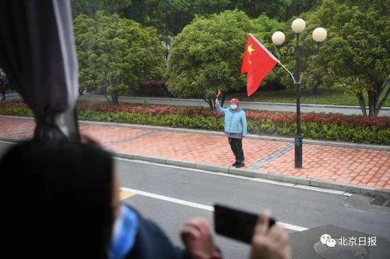 警车开道，十里相送！北京市援鄂医疗队离汉返京