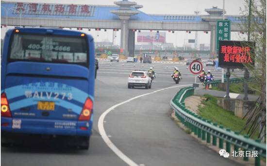 警车开道，十里相送！北京市援鄂医疗队离汉返京