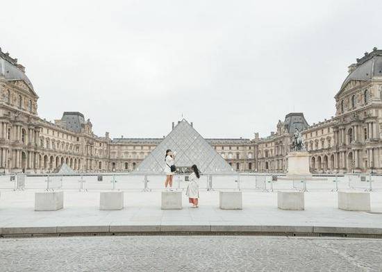 图：卢浮宫外的游客