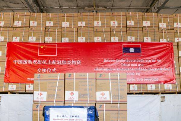 3月30日，中国政府援助老挝抗击新冠肺炎物资交接仪式在老挝首都万象举行。物资包括医用防护服、口罩、检测试剂盒等，分三批运抵老挝。（凯乔/摄）