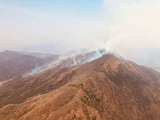 最新消息：四川西昌泸山正面明火全部扑灭