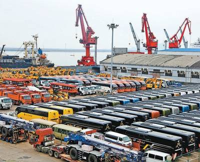 3月31日，江苏连云港港集装箱码头装卸货物呈现一派繁忙景象。王春摄（影像中国）