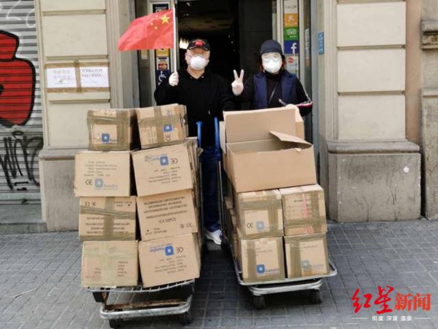 ↑2020年3月，巴塞罗那。当地华人向市政府捐赠物资。受访者供图