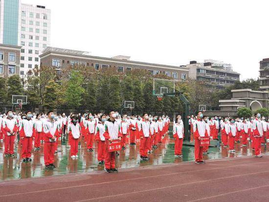 开学了，四川高三第一课鼓励学生有担当