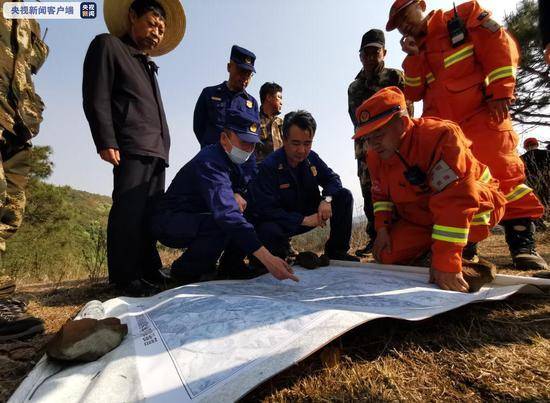 云南昆明西山区五家箐突发山火 森林消防转场救援