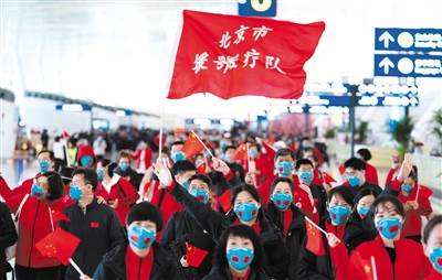 3月31日，武汉，医疗队抵达机场后准备进入安检口。摄影/新京报记者陶冉