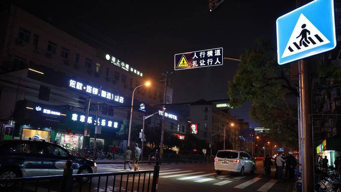 人行道自带光环，上海首个“自发光”式交通设施上线