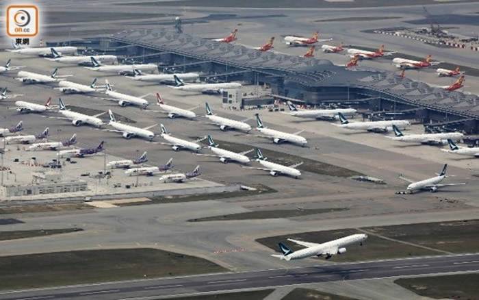 香港国际机场内有大量飞机停飞，国泰航空及旗下航空客机一字排开。