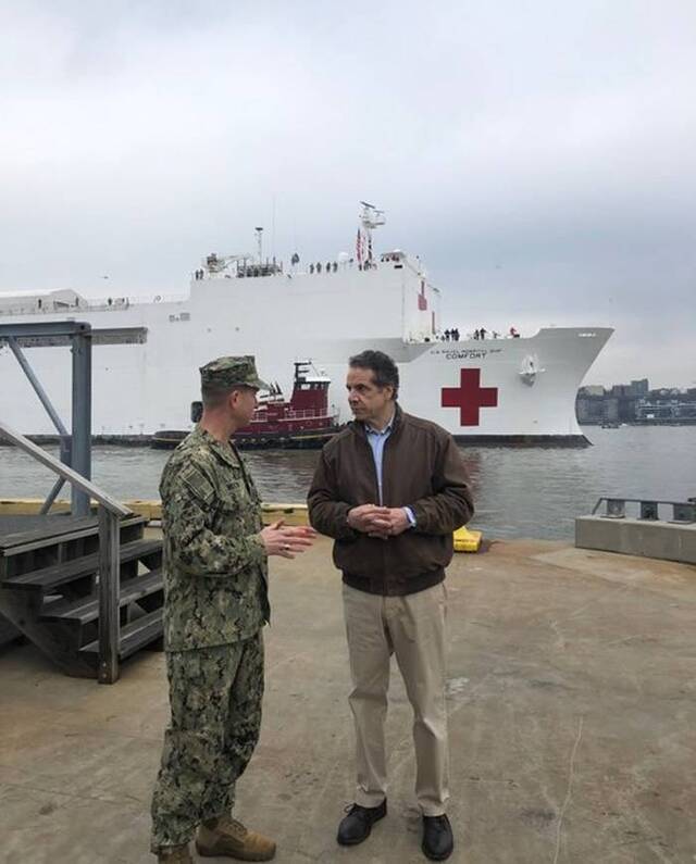 新冠肺炎：911恐袭后首次美国海军医疗船安慰号（USNS Comfort）驶入纽约港