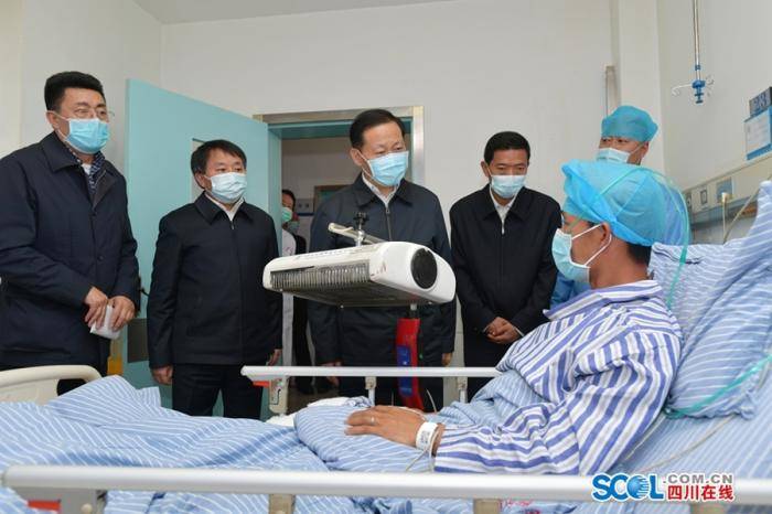 4月1日，省委书记彭清华来到凉山州第一人民医院，看望慰问受伤的扑火队员岳仕明。