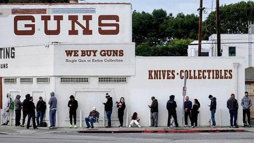排队购枪的美国民众来源：洛杉矶时报