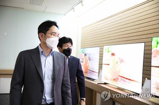 3月19日，三星电子副会长李在镕视察三星显示器工厂图片来源：韩联社