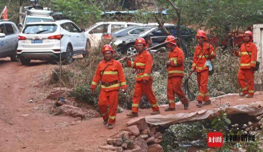 明火熄灭后民兵、扑火队徒步2小时上山巡查 天黑在山上过夜