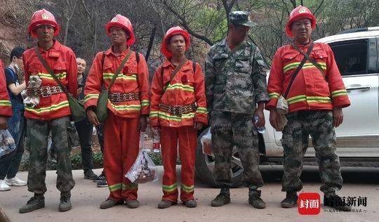 明火熄灭后民兵、扑火队徒步2小时上山巡查 天黑在山上过夜