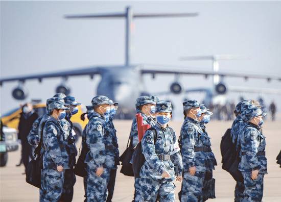 2020年2月17日，中国人民解放军空军再次出动运-20等三型多架运输机，从上海虹桥等7个机场起飞，向武汉紧急空运军队支援湖北医疗队676名队员和50吨医疗物资。湖北日报全媒记者魏铼/摄