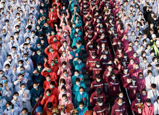 2020年3月10日，武汉所有方舱医院全部休舱，医护人员在武昌方舱医院前庆祝（无人机照片）。新华社记者肖艺九/摄