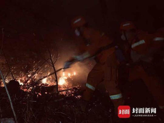 四川西昌经久森林火灾再次复燃 1022人分5个区域展开工作