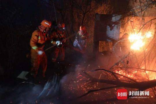 四川西昌经久森林火灾再次复燃 1022人分5个区域展开工作