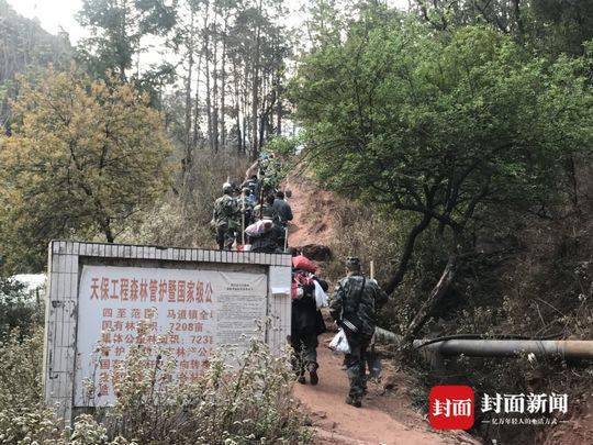 四川西昌经久森林火灾再次复燃 1022人分5个区域展开工作