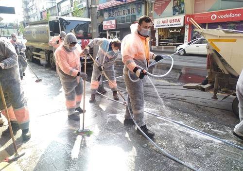  3月30日，在土耳其伊斯坦布尔，工作人员给街道消毒。新华社发