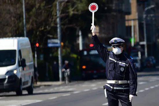 3月23日，在意大利博洛尼亚，警察拦下过往车辆准备检查人们出行的“自我声明”。詹尼·斯基基/摄（新华社发）