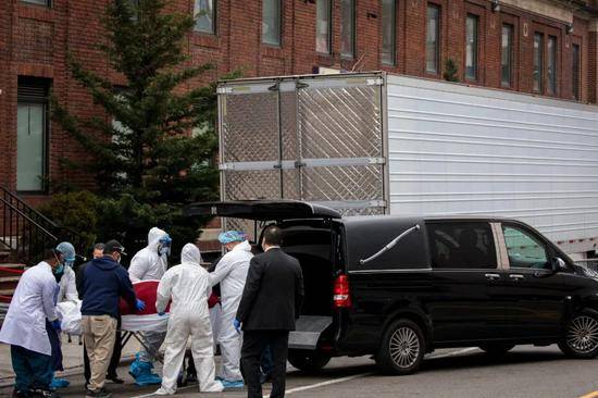 一些不堪重负的殡仪馆收集尸体的速度很慢，迫使像布鲁克林医院这样的医院将其存储在冷藏拖车中。图|纽约时报