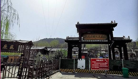 白鹿原民俗村景区大门已封闭。摄影：王健