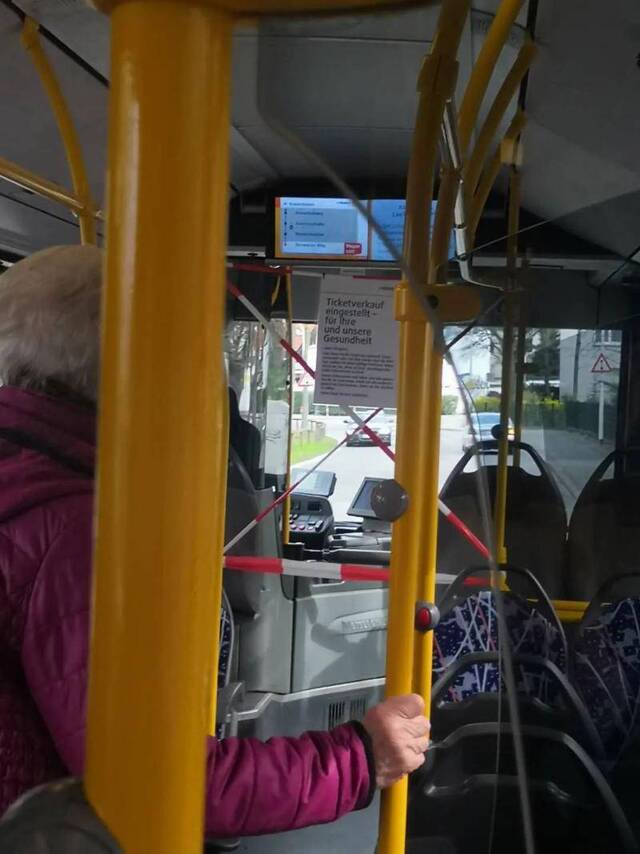 公交车禁止前门上车，以减少司机与乘客之间的接触。/受访者供图