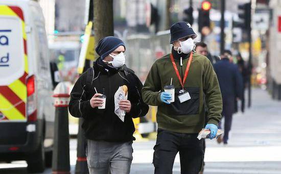 伦敦街头一些民众戴上了口罩。（镜报）