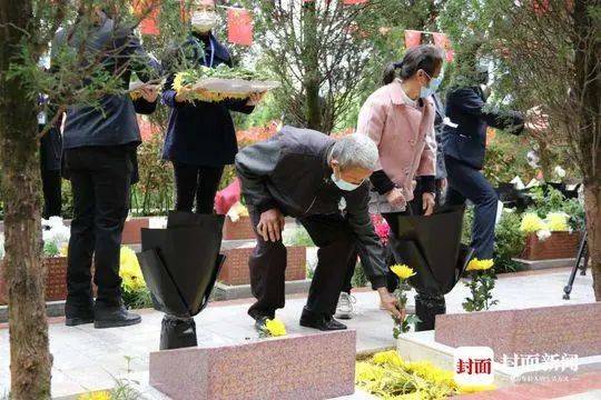 入土为安，鲜花祭奠